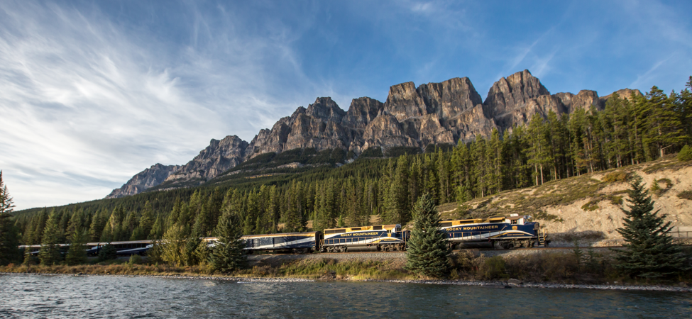 ROCKY MOUNTAINEER TRAIN TOUR “GOLD LEAF SERVICE”